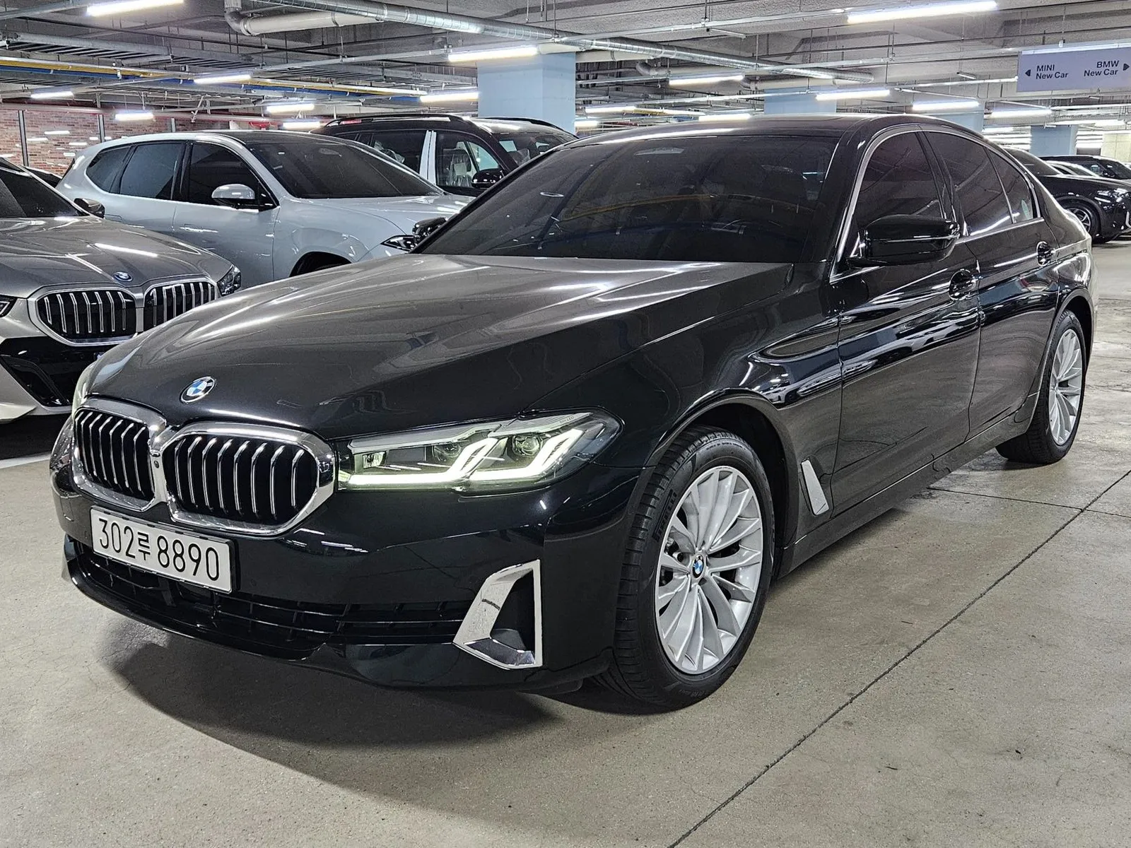 BMW 5 Series 523d Luxury, снимка 1 от 20