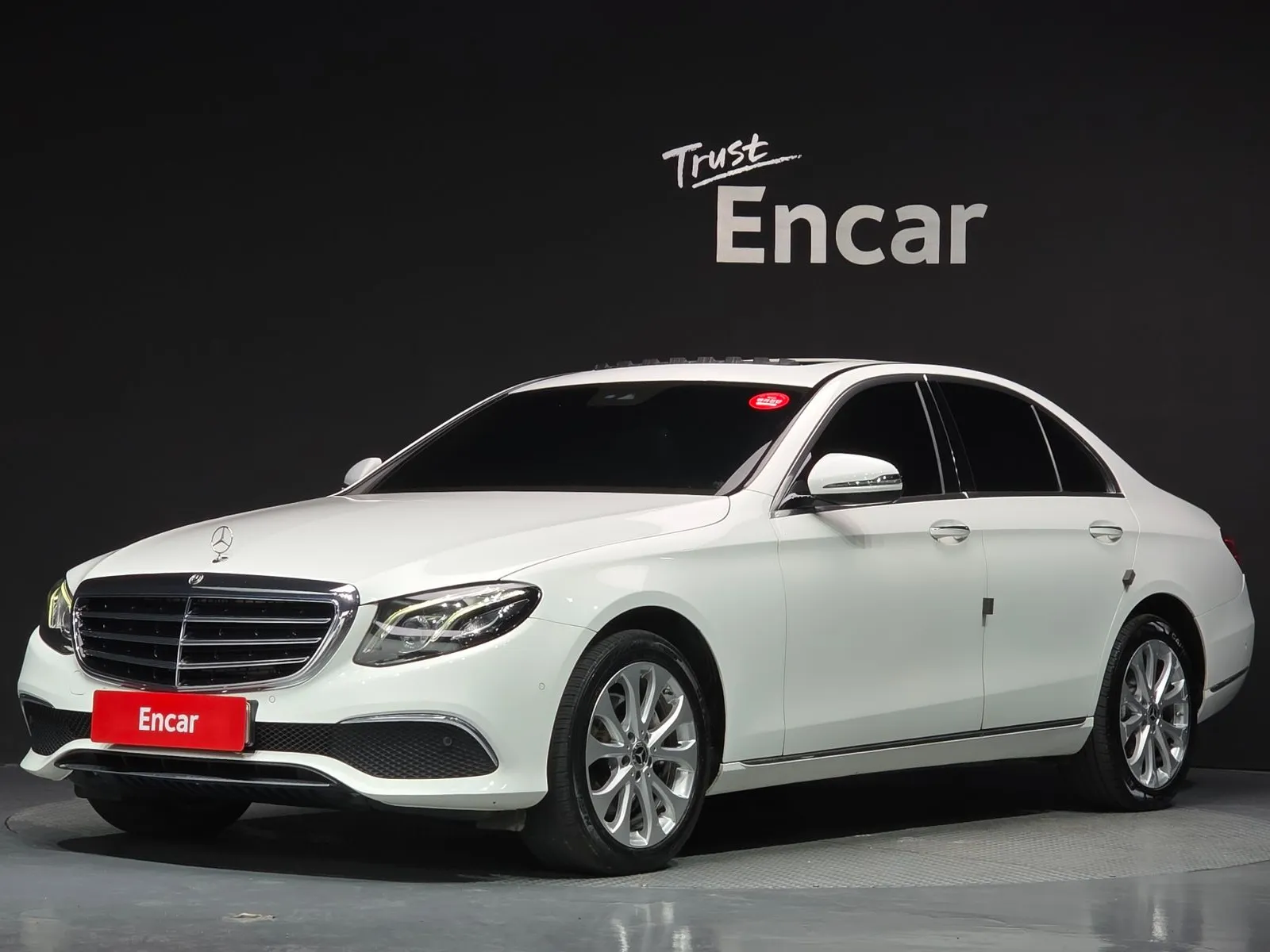 Mercedes-Benz E-Class E220d 4MATIC Exclusive, снимка 1 от 20