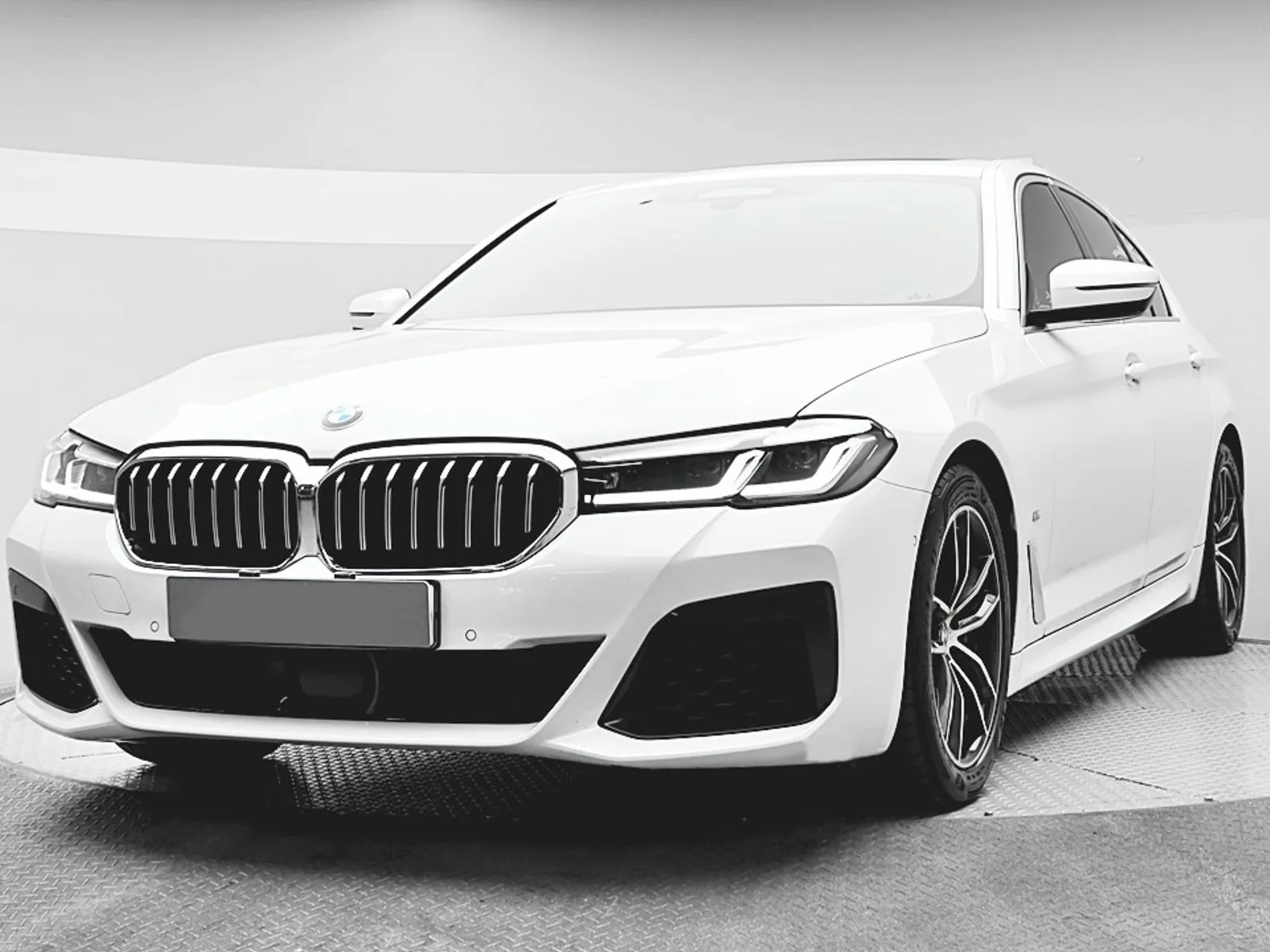 BMW 5 Series 520i M Sport, снимка 1 от 20