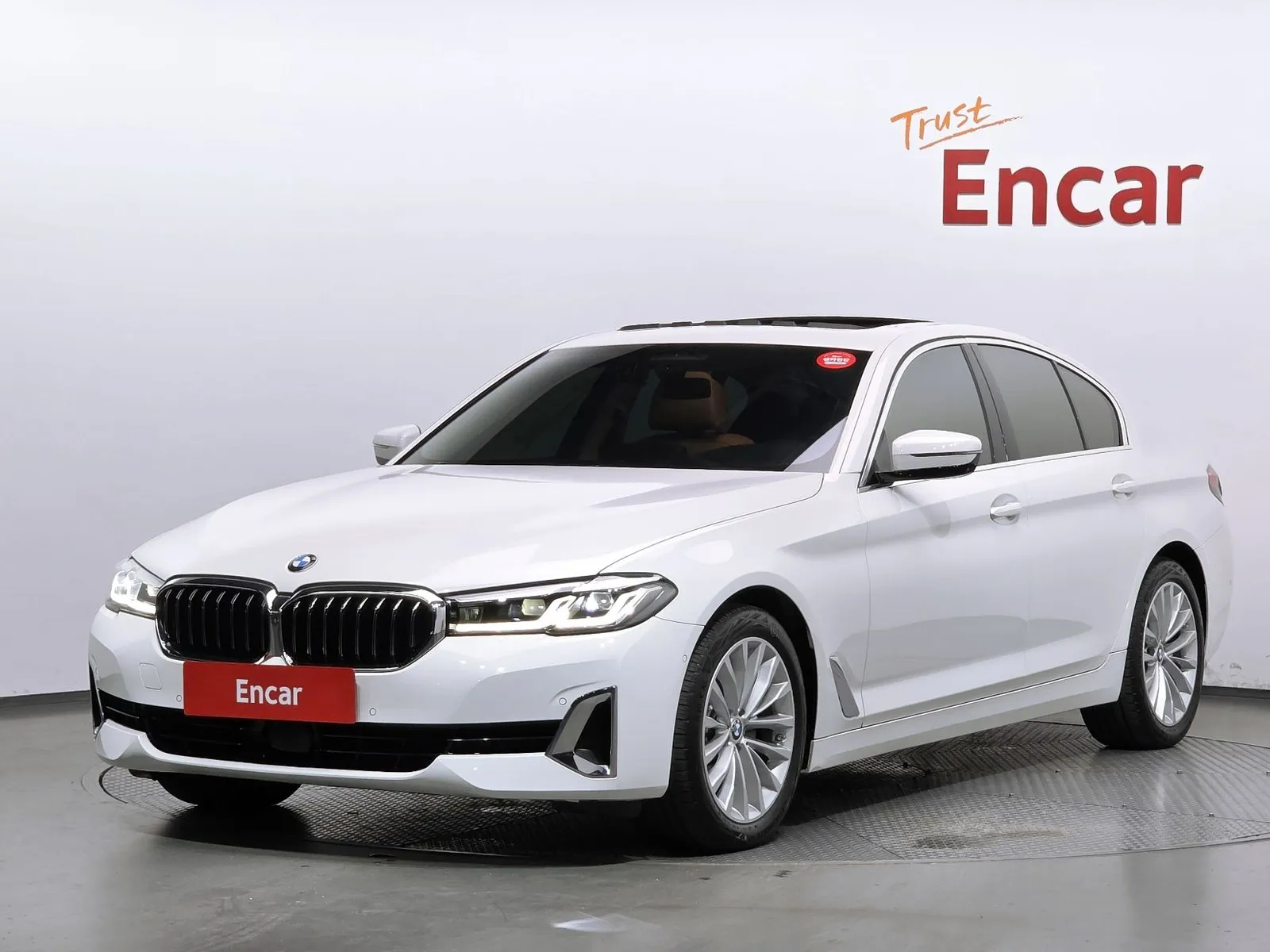 BMW 5 Series 520i Luxury, снимка 1 от 20