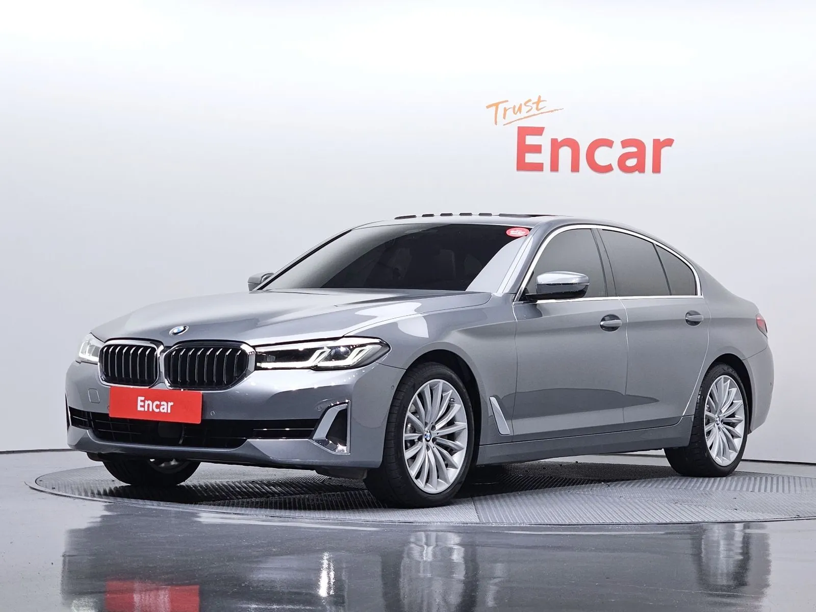 BMW 5 Series 530i xDrive Luxury, снимка 1 от 20