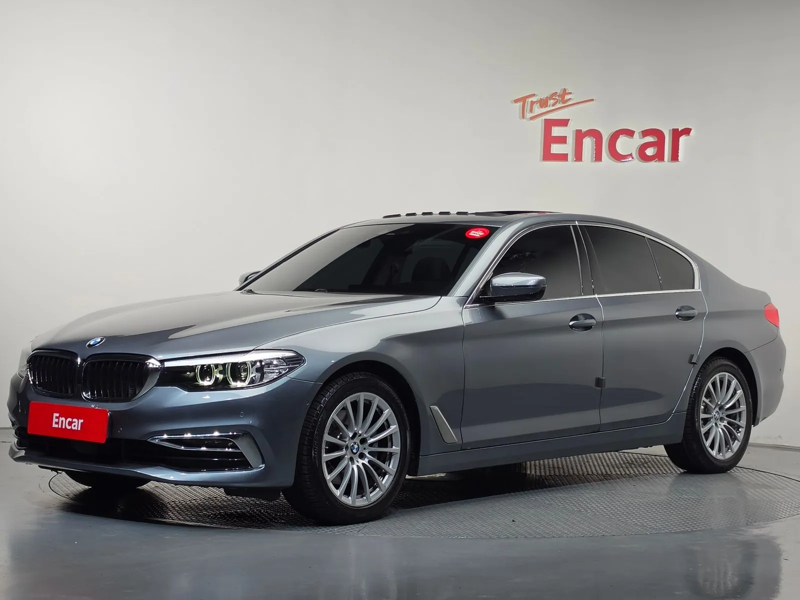 BMW 5 Series 520i Luxury, снимка 1 от 20