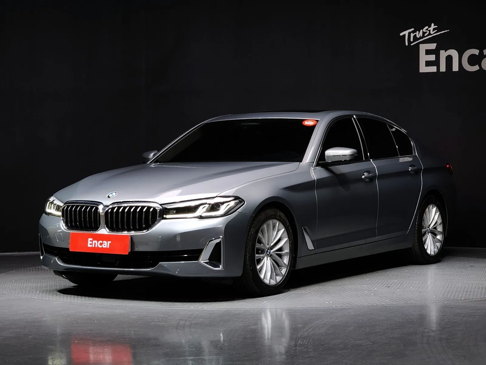 BMW 5 Series 520i Luxury, снимка 1 от 20