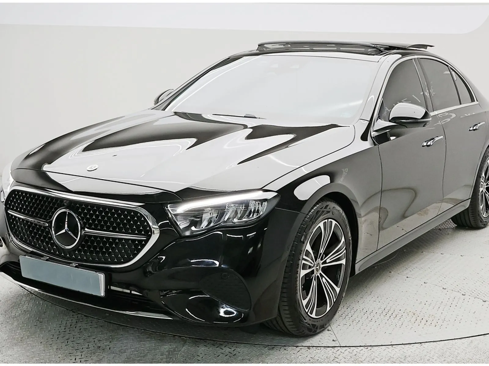 Mercedes-Benz E-Class E200 Avantgarde, снимка 1 от 20