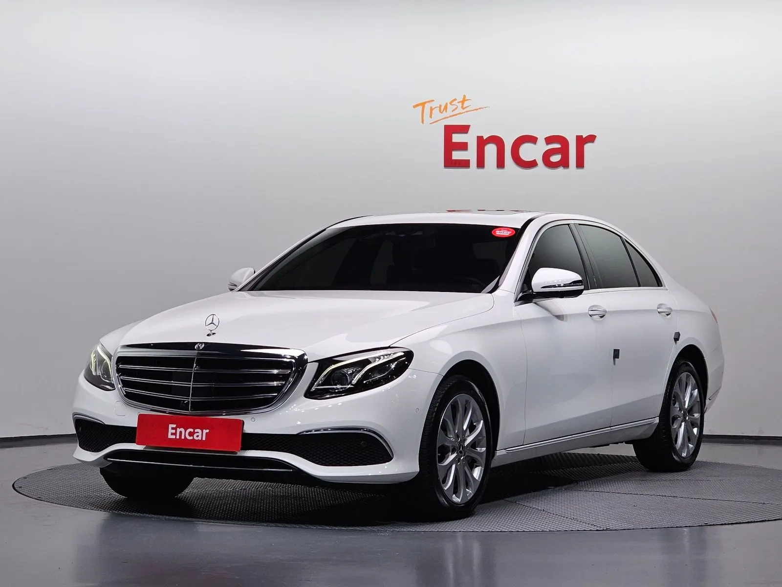 Mercedes-Benz E-Class E300 4MATIC Exclusive, снимка 1 от 20