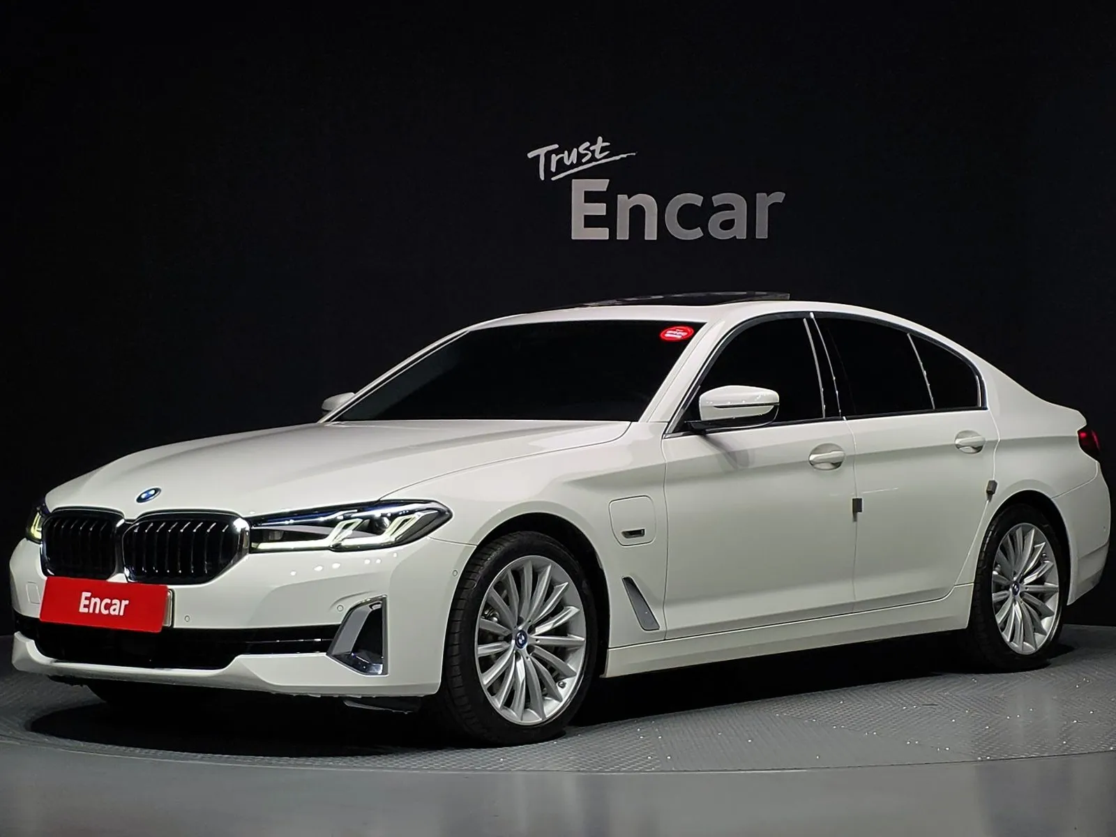 BMW 5 Series 530e Luxury, снимка 1 от 20