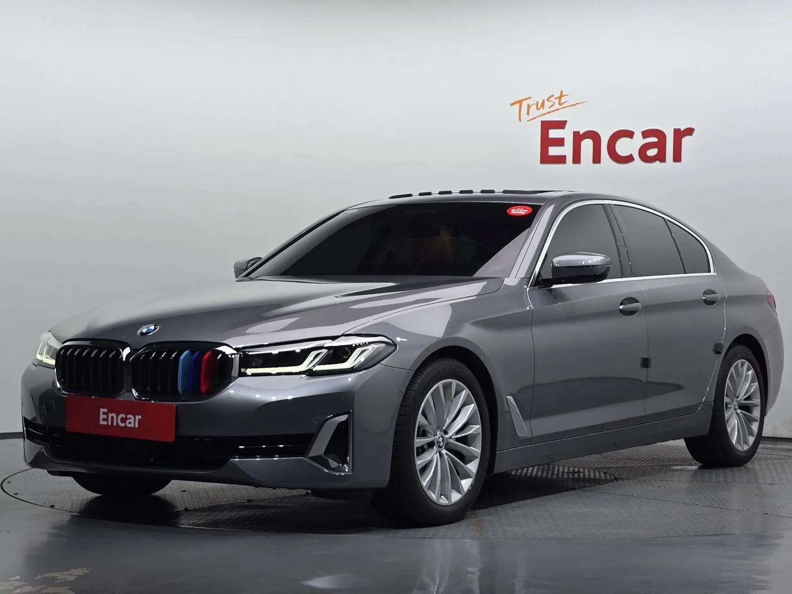 BMW 5 Series 520i Luxury, снимка 1 от 20