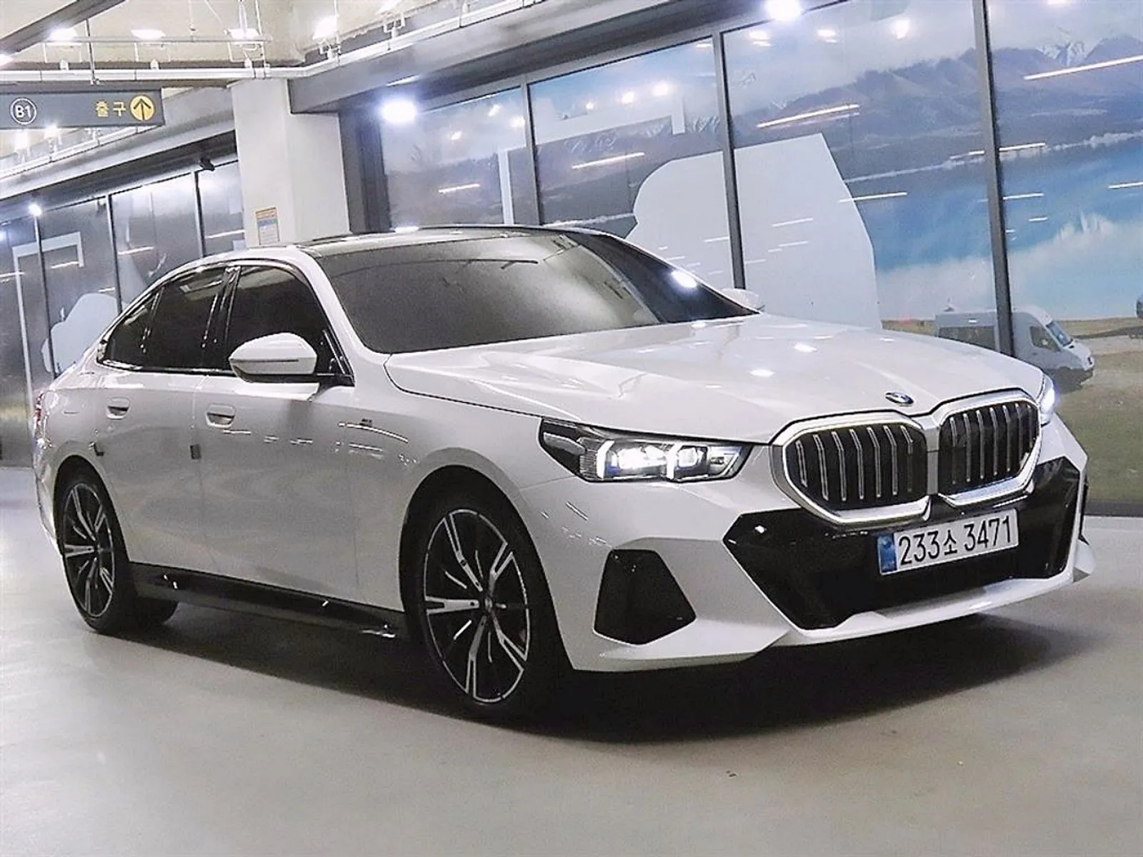 BMW 5 Series 530i xDrive M Sport, снимка 1 от 20