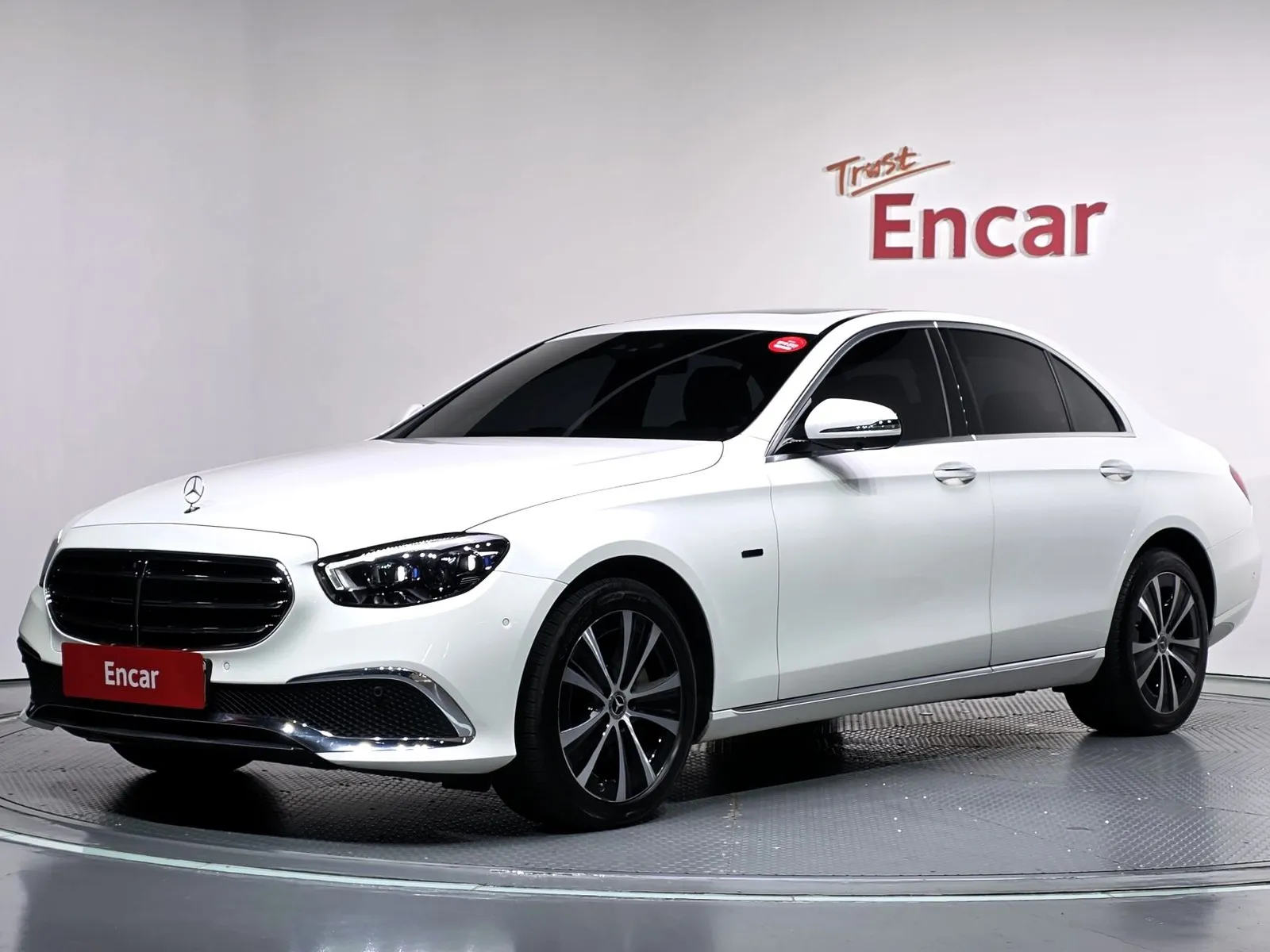 Mercedes-Benz E-Class E300e 4MATIC Exclusive, снимка 1 от 20