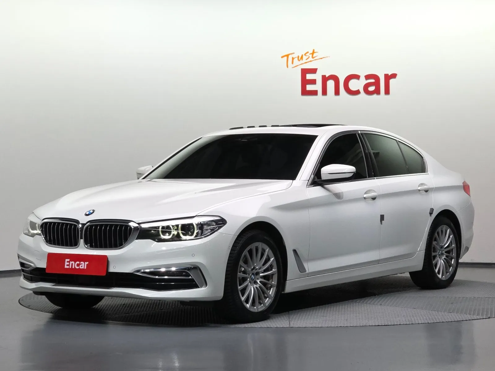 BMW 5 Series 520i Luxury, снимка 1 от 20
