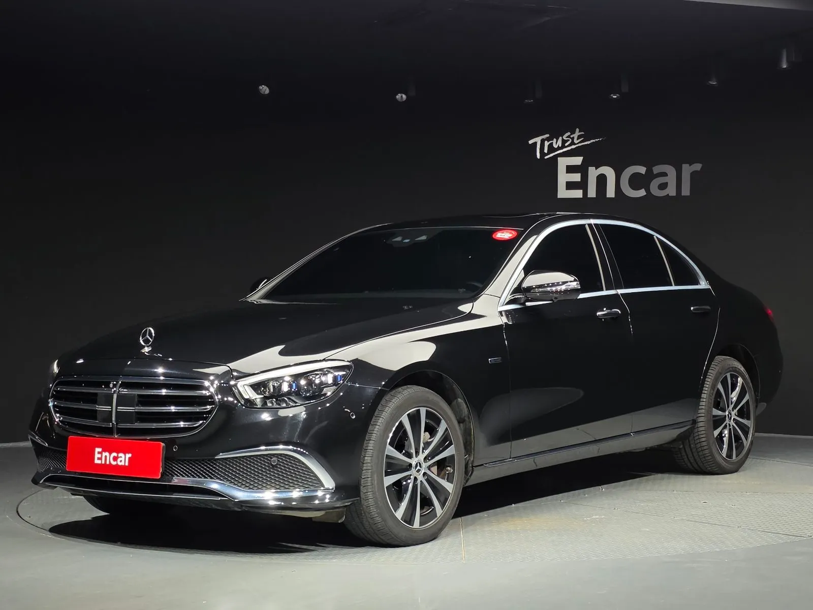 Mercedes-Benz E-Class E300e 4MATIC Exclusive, снимка 1 от 20