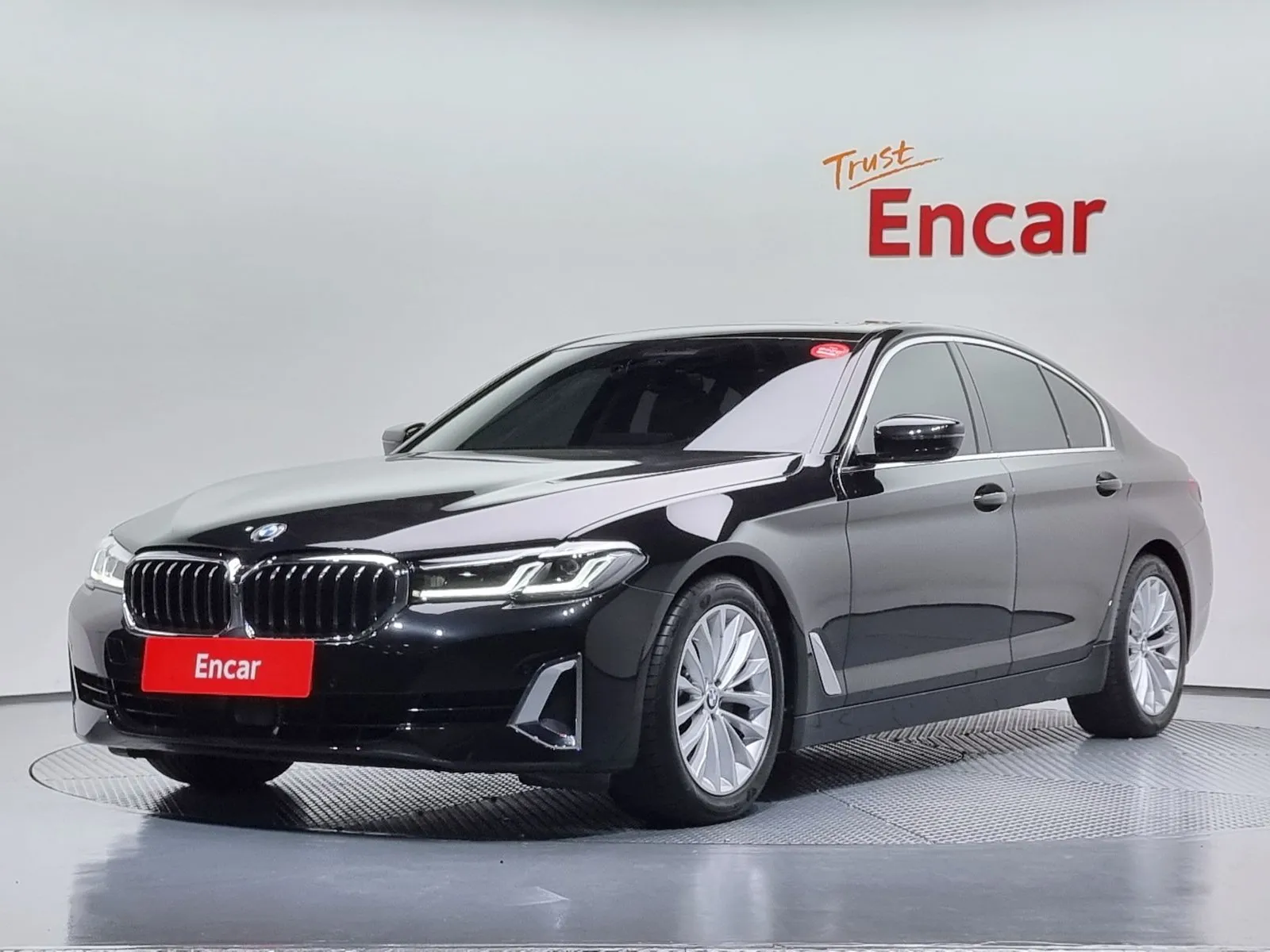 BMW 5 Series 520i Luxury, снимка 1 от 20
