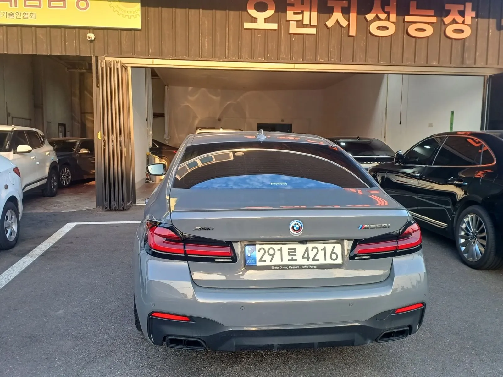 BMW 5 Series M550i xDrive, снимка 1 от 14