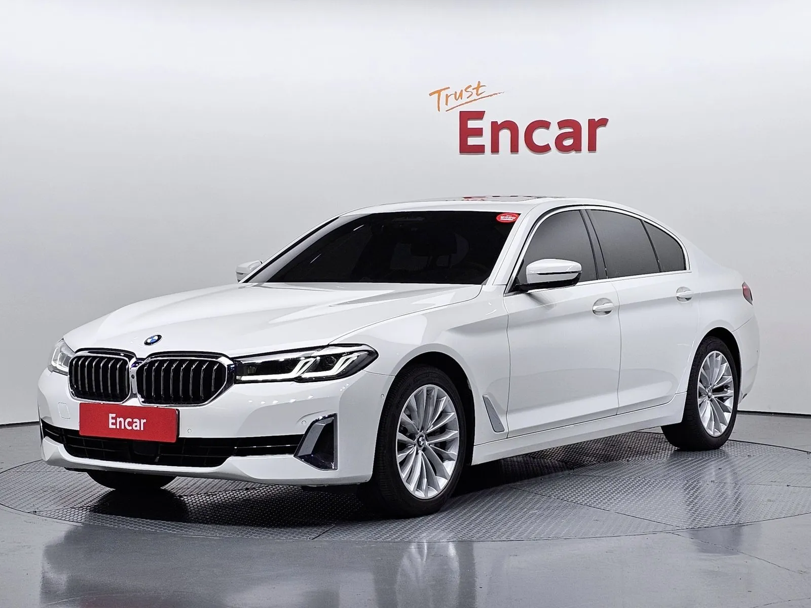 BMW 5 Series 530i Luxury, снимка 1 от 20
