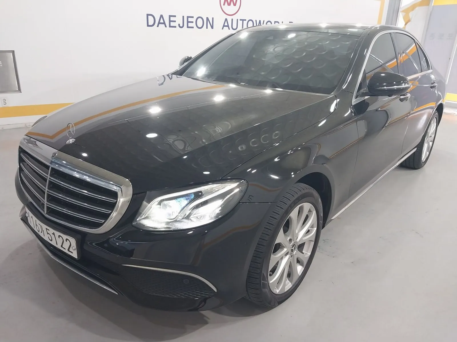 Mercedes-Benz E-Class E300 4MATIC Exclusive, снимка 1 от 20