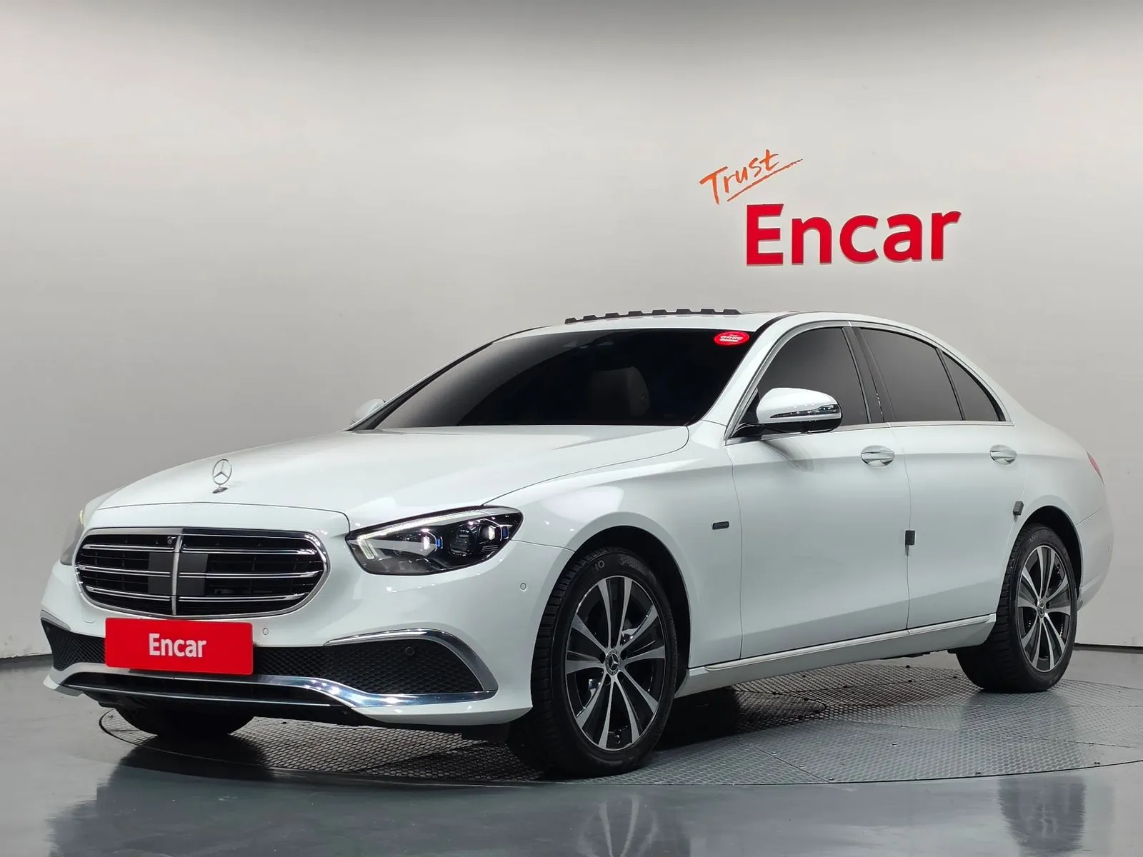 Mercedes-Benz E-Class E300e 4MATIC Exclusive, снимка 1 от 20